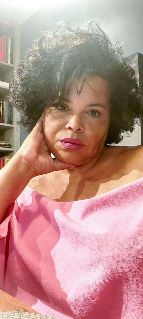 Foto artista do Fachini Art Studio, usando uma camiseta rosa.